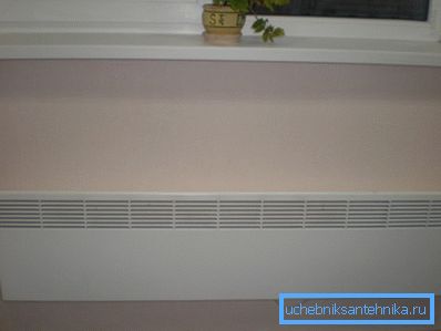 La foto muestra un ejemplo de montaje de un convector de pared. La foto muestra un ejemplo de montaje de un convector de pared.