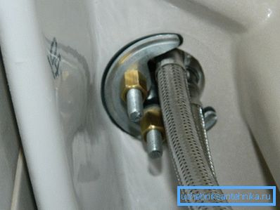 En la foto - un ejemplo de cómo conectar la batidora en el baño. En la foto - un ejemplo de cómo conectar la batidora en el baño.
