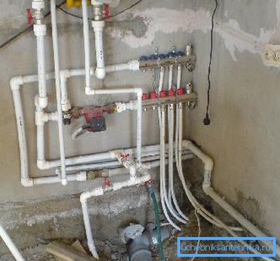 En la foto un ejemplo de construcción de una tubería de componentes de polipropileno.