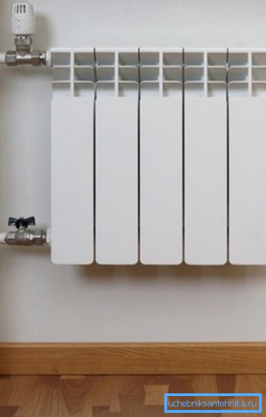 En la foto - un ejemplo de la correcta instalación del termostato. En la foto - un ejemplo de la correcta instalación del termostato.