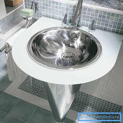 La foto muestra un ejemplo de uso exitoso de artículos sanitarios de acero inoxidable. La foto muestra un ejemplo de uso exitoso de artículos sanitarios de acero inoxidable.