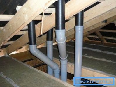 En la foto, un ejemplo de una colocación exitosa de ventilación, las tuberías pasan entre los listones y no descansan contra las vigas. En la foto, un ejemplo de una colocación exitosa de ventilación, las tuberías pasan entre los listones y no descansan contra las vigas.