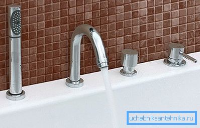 La foto es un ejemplo en el que la manguera de la ducha está oculta detrás del baño. La foto es un ejemplo en el que la manguera de la ducha está oculta detrás del baño.