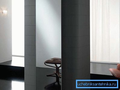 La foto muestra un ejemplo de una batería vertical con un panel de espejo. La foto muestra un ejemplo de una batería vertical con un panel de espejo.