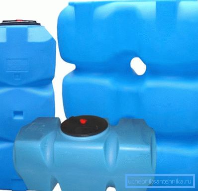 En la foto - ejemplos de recipientes de plástico para agua. En la foto - ejemplos de recipientes de plástico para agua.