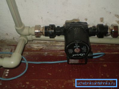 En la foto - sistema de calefacción forzada con bomba. En la foto - sistema de calefacción forzada con bomba.