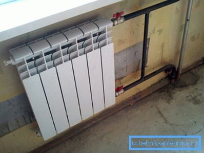 En la foto, el radiador de hierro fundido fue reemplazado por un radiador bimetal. En la foto, el radiador de hierro fundido fue reemplazado por un radiador bimetal.