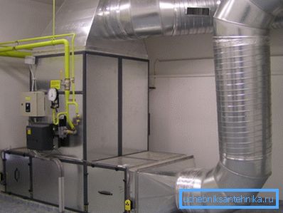 En la foto - sistema de control de temperatura del aire industrial. En la foto - sistema de control de temperatura del aire industrial.