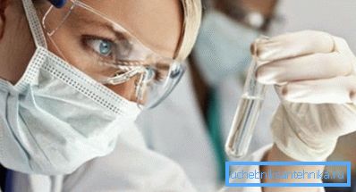 En la foto, el proceso de control de calidad del fluido tomado del sistema de suministro de agua. En la foto, el proceso de control de calidad del fluido tomado del sistema de suministro de agua.