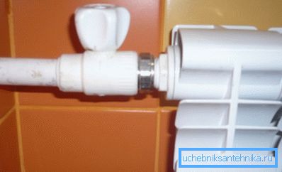 La foto muestra un radiador pintado de fábrica con una conexión de plástico. La foto muestra un radiador pintado de fábrica con una conexión de plástico.