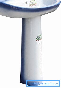 En la foto: el lavabo en el baño no solo debe ser práctico, sino también hermoso. En la foto: el lavabo en el baño no solo debe ser práctico, sino también hermoso.