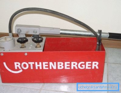 En una foto - la bomba manual para la prueba de presión. En una foto - la bomba manual para la prueba de presión.