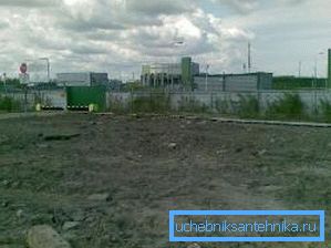 En la foto - zona de alcantarillado sanitario. En la foto - zona de alcantarillado sanitario.