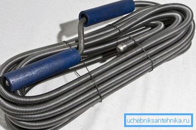 En la foto - Cable de fontanería. En la foto - Cable de fontanería.