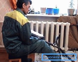 En la foto, el fontanero lava los radiadores del apartamento. En la foto, el fontanero lava los radiadores del apartamento.