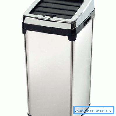 En la foto - un dispositivo táctil para tirar basura. En la foto - un dispositivo táctil para tirar basura.