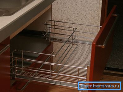 En la foto hay una rejilla para secar platos debajo del fregadero. En la foto hay una rejilla para secar platos debajo del fregadero.