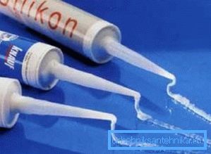 En la foto - Sellador de silicona en tubos para juntas de aguas residuales. En la foto - Sellador de silicona en tubos para juntas de aguas residuales.