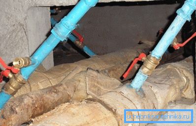 En la foto, el sistema con el menor embotellado: flujo y flujo de retorno se divorciaron en el sótano. En la foto, el sistema con el menor embotellado: flujo y flujo de retorno se divorciaron en el sótano.