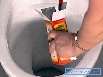 En la foto - la soda con vinagre puede eliminar las obstrucciones. En la foto - la soda con vinagre puede eliminar las obstrucciones.