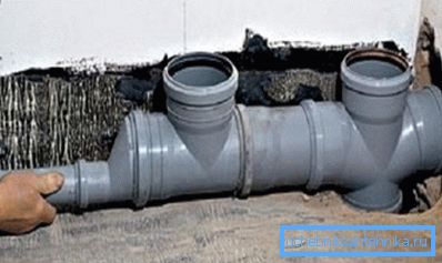 En la foto - la conexión de tubos de plástico de diferentes diámetros. En la foto - la conexión de tubos de plástico de diferentes diámetros.