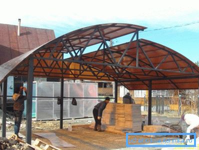 En la foto - la construcción del marco.