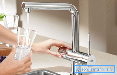 En la foto: los grifos modernos no solo realizan sus funciones directas, sino que también son un elemento original en el interior. En la foto: los grifos modernos no solo realizan sus funciones directas, sino que también son un elemento original en el interior.