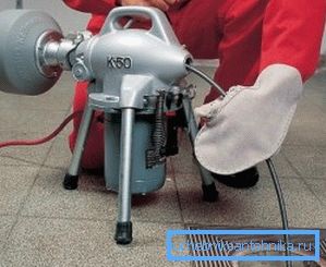 En la foto: los expertos a menudo usan una unidad eléctrica para el cable, a través de la cual la velocidad de limpieza aumenta aún más. En la foto: los expertos a menudo usan una unidad eléctrica para el cable, a través de la cual la velocidad de limpieza aumenta aún más.