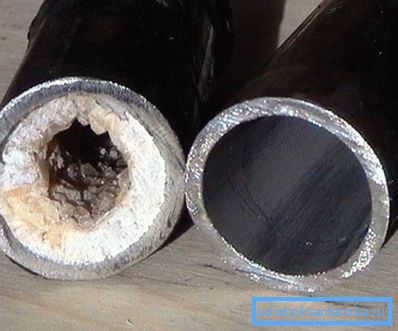 En la foto - la vieja tubería de alcantarillado en comparación con la nueva En la foto - la vieja tubería de alcantarillado en comparación con la nueva