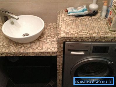 En la foto hay una mesa de un mosaico (base - GKLV). En la foto hay una mesa de un mosaico (base - GKLV).