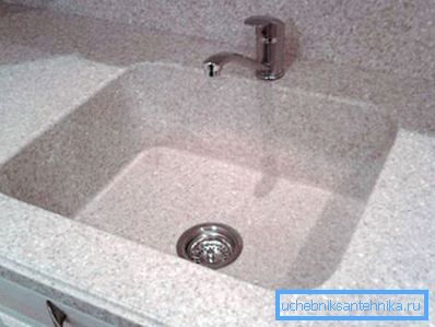 En la foto: una mesa con un fregadero hecho de piedra artificial es una solución universal que permite resolver varios problemas de una sola vez. En la foto: una mesa con un fregadero hecho de piedra artificial es una solución universal que permite resolver varios problemas de una sola vez.