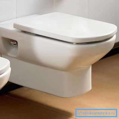 En la foto: un sistema de este tipo ocupa un mínimo de espacio útil en el baño, lo cual es muy importante en áreas pequeñas. En la foto: un sistema de este tipo ocupa un mínimo de espacio útil en el baño, lo cual es muy importante en áreas pequeñas.
