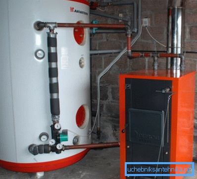 En la foto, el acumulador de calor en el flejado de una caldera de combustible sólido.