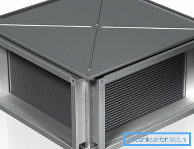 En la foto, el intercambiador de calor utilizado en el equipo climático en una carcasa protectora. En la foto, el intercambiador de calor utilizado en el equipo climático en una carcasa protectora.