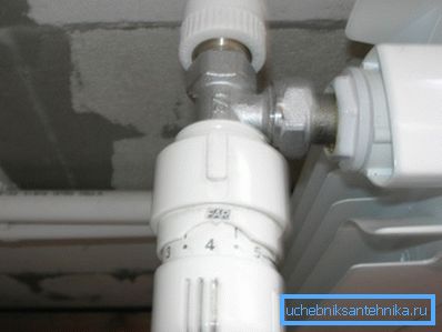 En la foto - cabezal térmico sobre la calefacción. En la foto - cabezal térmico sobre la calefacción.