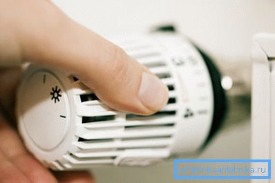 En la foto el termostato en el radiador para controlar los indicadores de temperatura. En la foto el termostato en el radiador para controlar los indicadores de temperatura.