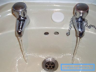 En la foto se muestra un lavabo típico del Reino Unido.