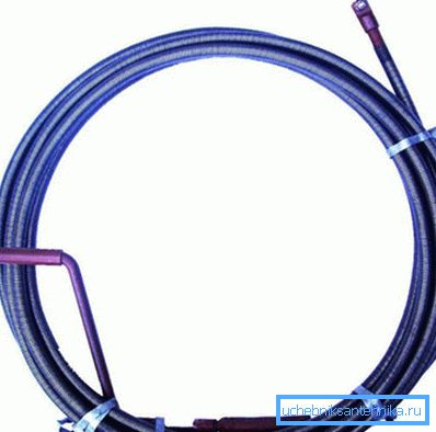 En la foto - un cable para la limpieza de tuberías de alcantarillado. En la foto - un cable para la limpieza de tuberías de alcantarillado.