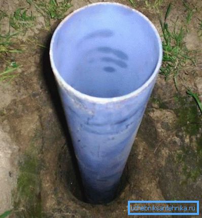 En la foto: la tubería está sumergida en un pozo en el fondo y cubierta con arena. En la foto: la tubería está sumergida en un pozo en el fondo y cubierta con arena.