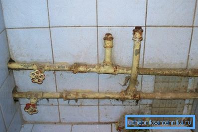 En la foto: tuberías que deben reemplazarse con urgencia (inspeccione su sistema de suministro de agua) En la foto: tuberías que deben reemplazarse con urgencia (inspeccione su sistema de suministro de agua)