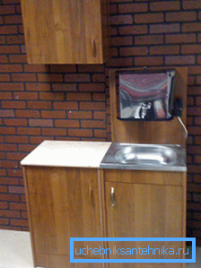 En la foto: tocador para dar - puedes hacer una construcción con tus propias manos o usar muebles viejos del juego de cocina. En la foto: tocador para dar - puedes hacer una construcción con tus propias manos o usar muebles viejos del juego de cocina.