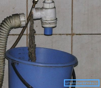 En la foto - eliminación de basura directamente del sifón. En la foto - eliminación de basura directamente del sifón.