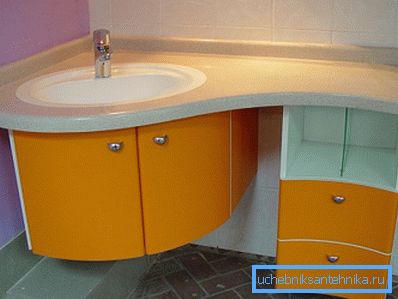 En la foto - un cofre angular debajo del lavabo en el baño. En la foto - un cofre angular debajo del lavabo en el baño.
