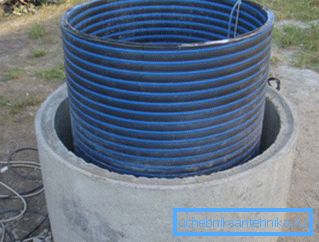 En la foto - la profundización del pozo con un tubo de plástico. En la foto - la profundización del pozo con un tubo de plástico.