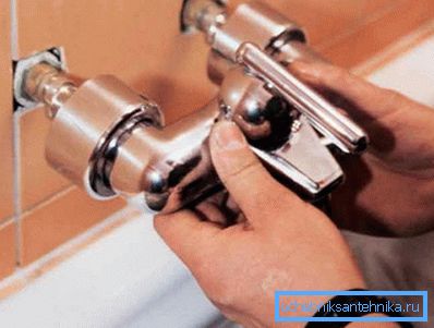 En la foto: instalar el grifo en el baño de forma independiente por la resistencia de cada uno, siempre que todas las actividades preparatorias se lleven a cabo en consecuencia. En la foto: instalar el grifo en el baño de forma independiente por la resistencia de cada uno, siempre que todas las actividades preparatorias se lleven a cabo en consecuencia.