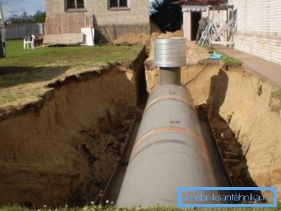 En la foto - la instalación del tanque de gas en plena marcha. En la foto - la instalación del tanque de gas en plena marcha.