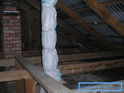 En la foto - Aislamiento de tubería aislante en el ático. En la foto - Aislamiento de tubería aislante en el ático.