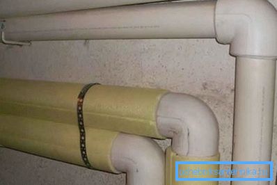 En una foto - los tubos calentados de calefacción en interiores En una foto - los tubos calentados de calefacción en interiores