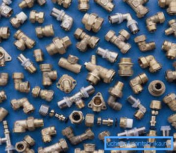 En la foto: a la venta, puede encontrar una gran cantidad de tipos de accesorios para resolver casi cualquier problema al ensamblar el sistema En la foto: a la venta, puede encontrar una gran cantidad de tipos de accesorios para resolver casi cualquier problema al ensamblar el sistema