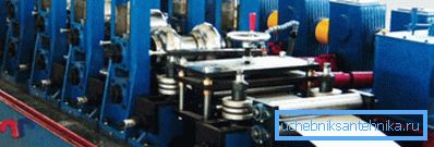 En la foto de la máquina se alimenta cinta de acero para la producción de tubos. En la foto de la máquina se alimenta cinta de acero para la producción de tubos.